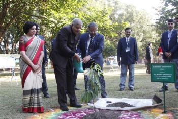 भारत के माननीय उपराष्ट्रपति श्री जगदीप धनखड़ और उनकी पत्नी डॉ. (श्रीमती) सुदेश धनखड़, लेफ्टिनेंट जनरल गुरमीत सिंह, उत्तराखंड के माननीय राज्यपाल ने 27 अक्टूबर, 2023 को एफआरआई में पौधारोपण किया